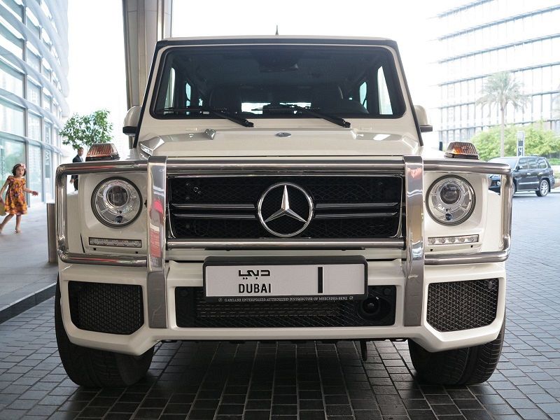 “بالصور” الشيخ محمد بن راشد حاكم مدينة دبي يبني أضخم كراج لسياراتها الفاخرة في مدينة لندن