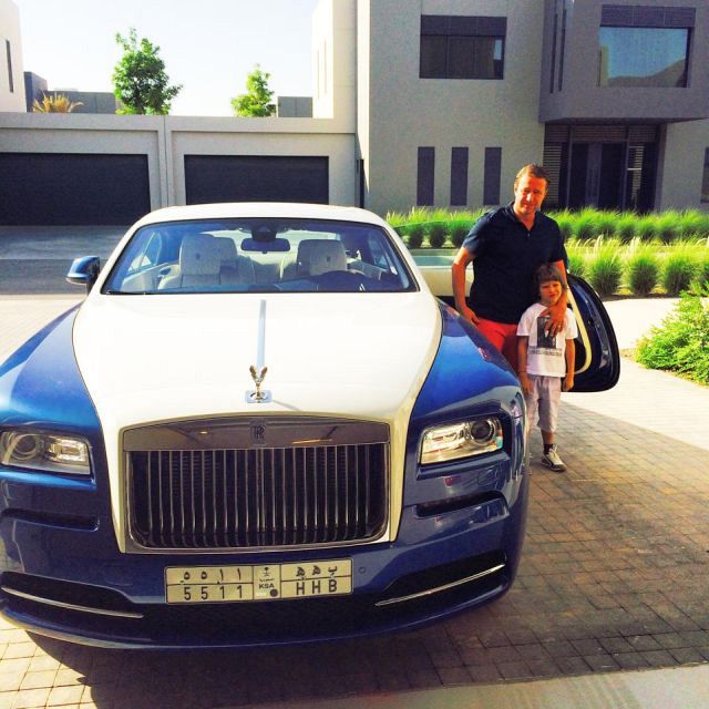 مدرب الهلال السابق “ريجيكامف” يملك أسطولاً من السيارات الفارهة