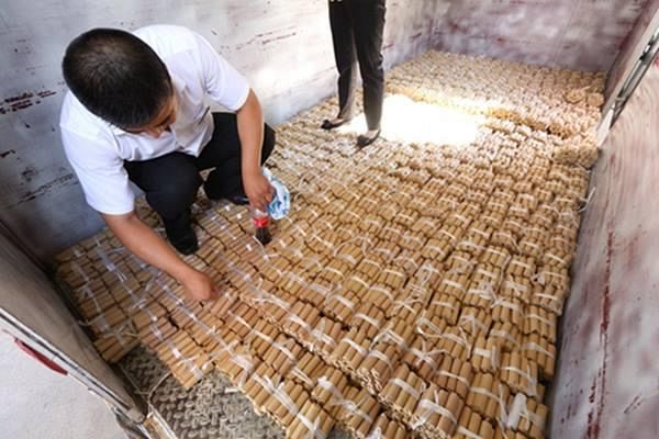 Chinese man paid with 4 tons of Coins for his luxurious car!